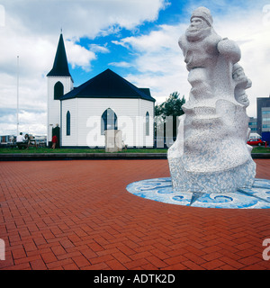 Die norwegische Kirche und das Denkmal für die Antarktis Explorer Captain Robert Falcon Scott in Cardiff Bay Wales Cymru Stockfoto