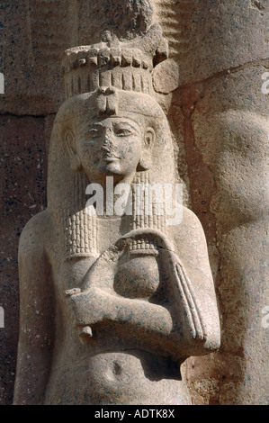 Geschnitzte Figur der Königin Nefertari stehen zwischen den Füßen der Kolossalstatue von Ramses II., bei der Karnak Tempel Komplex in der Nähe von Luxor Ägypten Stockfoto