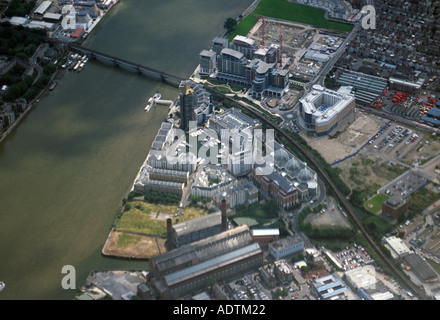 LUFTBILD VON CHELSEA HARBOUR ENTWICKLUNG UND MARINA LONDON ZEIGT EISENBAHNBRÜCKE ÜBER DEN FLUSS THEMSE Stockfoto
