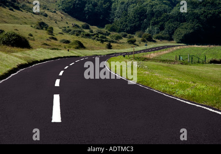 Weiße Linie in der Mitte einer Straße Stockfoto