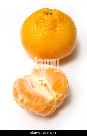 Satsuma ganze und geschälte Früchte auf einem weißen Studio-Hintergrund. Stockfoto