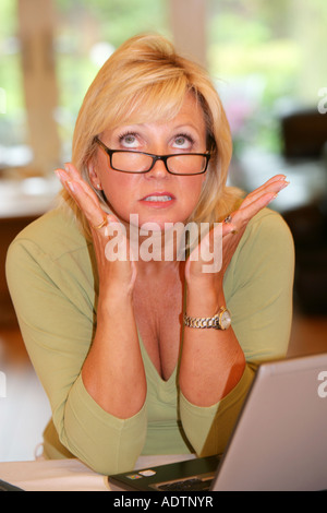Frustriert, reife Frau Model Released Stockfoto