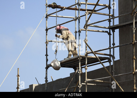 Arbeiter auf Gerüsten, Dubai Stockfoto