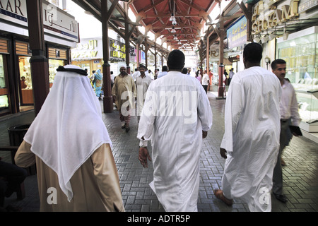 arabische Männer, die zu Fuß in den gold Souk, Dubai Stockfoto