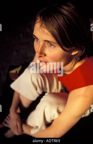 Frau Bouldern auf einem steilen überhängenden Felsblock Problem. Stockfoto