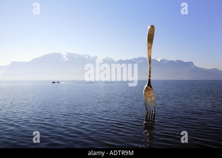 Skulptur von einer riesigen Gabel stecken im Wasser - Schweiz Stockfoto