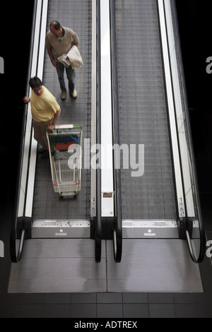 Männer auf Rolltreppe Stockfoto