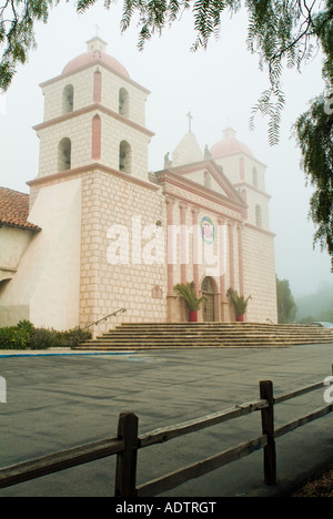 Mission an einem nebeligen Tag in Santa Barbara, Kalifornien, USA Stockfoto