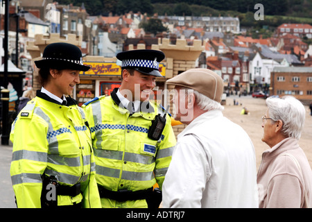 Polizist und Community Safety Officer Chat, um ein älteres Ehepaar Scarborough Yorkshire UK Stockfoto