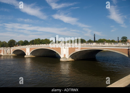 Brücke über den Fluss Themse Hampton Court London England Stockfoto