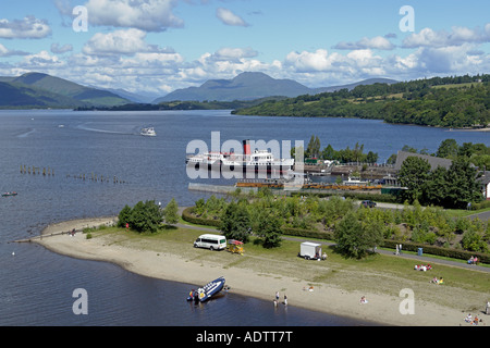 Raddampfer Magd des Sees vertäut am Loch Lomond Shores am Loch Lomond mit neuen Helling vor und Strand mit Boot Stockfoto