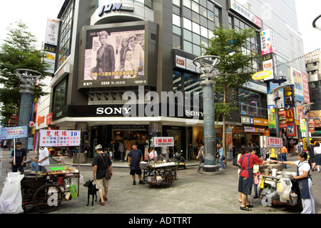 Essensstände junge Menschen Einkaufsviertel Shimen Taipei Taiwan China Stockfoto