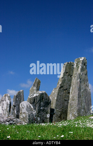 Stehenden Steinen über einem Begräbnis chambered Cairn oder Grab in Cairnholy Dumfries und Galloway South West Schottland mit blauem Himmel Stockfoto