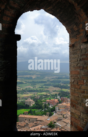 Blick auf Monte Martani aus dem Glockenturm der Kirche San Fortunato in Todi Italien Stockfoto