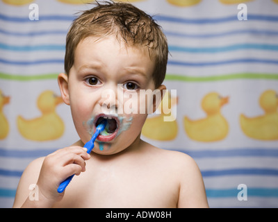 Zähneputzen im Bad Boy Stockfoto