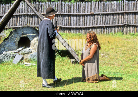 Ein Priester konvertieren eine indische Frau in Kanada erstmals Stockfoto