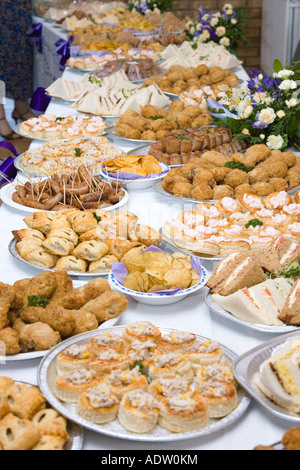 Essen-Buffet-Tisch bei einer Hochzeitsfeier im Vereinigten Königreich Stockfoto