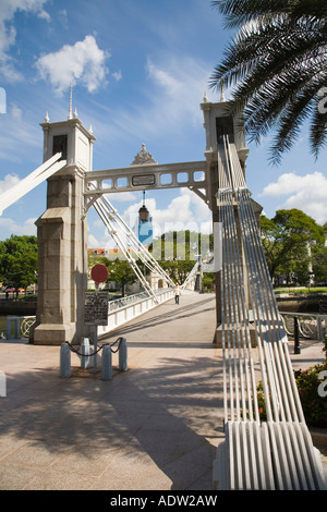 Blick entlang der älteste Hängebrücke Cavenagh Brücke über Fluss jetzt Fußgängerbrücke Zentralbereich Singapur Stockfoto
