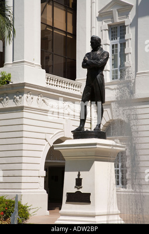 Original-Bronze-Statue von Sir Thomas Stamford Raffles vor Victoria Theatre Concert Hall Civic District Singapur Stockfoto