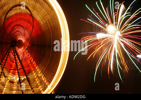 Riesenrad in der Nacht auf Halloween-Nacht Kerl Fawkes Nacht Stockfoto