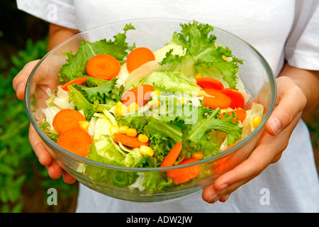 Salat auf Händen Rezept erhältlich Stockfoto