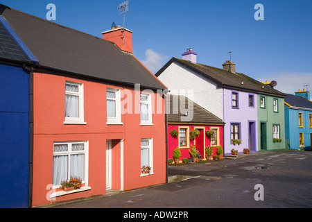 Bunte Häuserzeile in Hauptstraße im Dorf Ring of Beara unterwegs auf Beara Halbinsel Eyeries County Cork Irland Irland Stockfoto