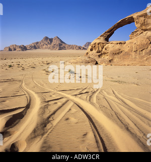 Rock-Bogen des Jebel Kharaz am Wüste Wadi Rum. Jordanien, Naher Osten. Stockfoto