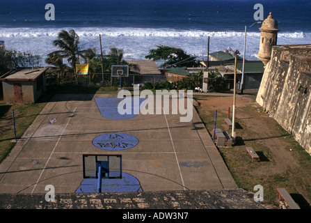 Basketballplatz im Viertel La Perla, San Juan, Portorico, Karibik Stockfoto