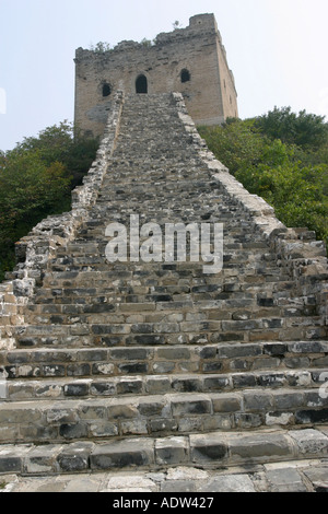 Steile Treppen auf einsame Touristen frei Abschnitt der chinesischen Mauer bei Simitai Beijing Asia Stockfoto