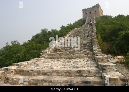 Geringe Aussicht auf steilen Abschnitt der alten Schritte auf der chinesischen Mauer bei Simitai in der Nähe von Peking Asien Stockfoto