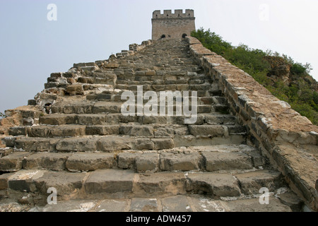 Weitwinkel-Perspektive der einen steilen Abschnitt der chinesischen Mauer bei Simitai China beliebt bei Touristen in Beijing Stockfoto