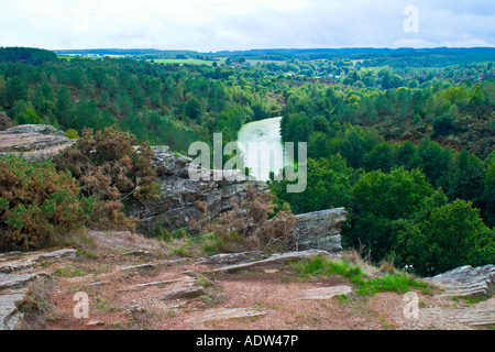 Klippe mit Blick auf einen See in St Just Stockfoto