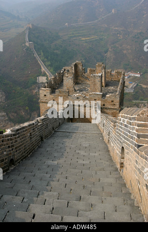 Die chinesische Mauer Plumets in Richtung Wachturm in einem Tal auf der Simitai Strecke in der Nähe von Peking China Asien Stockfoto