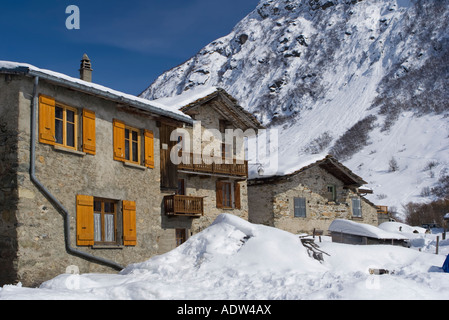 Bonneval, Kulturerbedorf des oberen Maurienne nach Schneefall, Frankreich Stockfoto