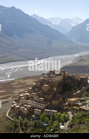 Indien Himachal Pradesh Spiti Kee Gompa Hintergrundbeleuchtung Ansicht der Klosteranlage von oben Spiti Tal und die schneebedeckten Berggipfel im Stockfoto