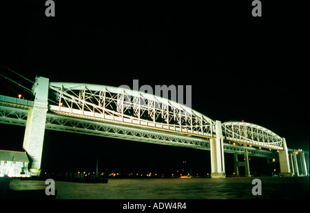 Royal Albert Bridge bei Saltash beleuchtet für die Brunel-Feierlichkeiten in 2006 England Großbritannien UK Stockfoto