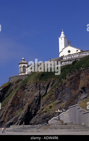 Leuchtturm und weiße Kirche auf der Landzunge von Luarca Asturian Küste Spanien Europa Stockfoto