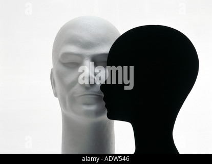 ZWEI WEISSE UND SCHWARZE MANNEQUINENKÖPFE Stockfoto