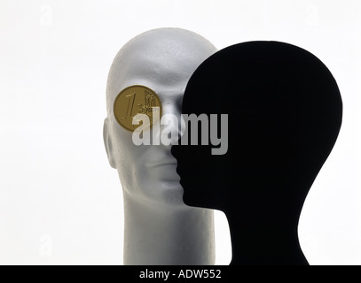 Weiß und Schwarz MANNEQUIN HEADS MIT GOLDEN EURO MÜNZE MODELL WIE EIN AUGE Stockfoto