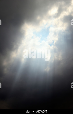 Sonnenlicht bricht durch ein Loch in den Wolken. Stockfoto