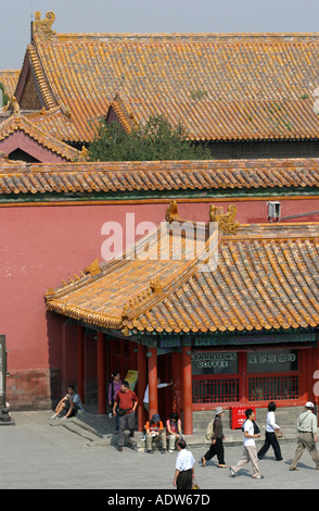 Touristen verlassen die Welt-berühmten Coffeeshop-Kette Star Bucks in der verbotenen Stadt Peking China Asien Stockfoto
