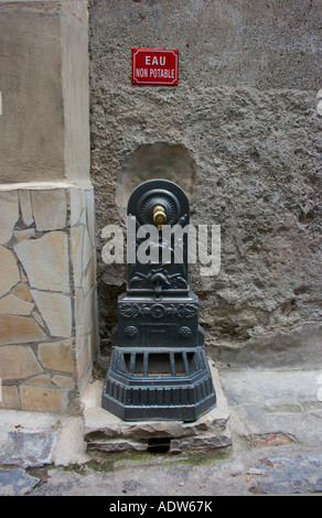 Ein Brunnen für nicht trinkbares Wasser in das Languedoc-Roussillon, der Süden von Frankreich. Stockfoto