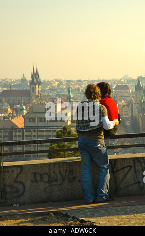 Ein paar auf der Suche nach unten vom Letna Park in Richtung Old Town in Prag Tschechische Republik EU Stockfoto