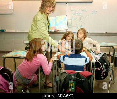 Lehrer unterrichten in einem Klassenzimmer Stockfoto