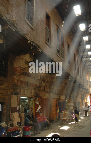 Strahlen von Licht durch die Löcher auf der überdachten Souk der Straße der Khayamiya Tentmakers (Scharia) in Kairo Ägypten Stockfoto