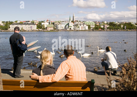 Ein paar am See, Tjörnin, Teich, Reykjavik, Island Stockfoto