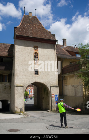 Mann, die Regulierung der Verkehr am Eingang zum Saint-Ursanne, mittelalterlichen Kleinstadt im Jura, Nordwestschweiz Stockfoto