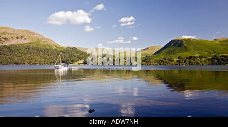 Ullswater Boot gegen das östliche Ufer und Umgebung Sommer Seenplatte Cumbria fells Stockfoto