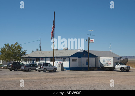 Nevada Extraterrestrial Highway Rachel Little A LE INN fliegende Untertasse zu unterzeichnen, PKW-Parkplatz Stockfoto