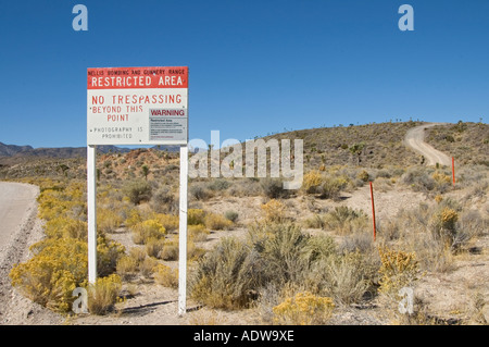 Nevada Extraterrestrial Highway Groom Lake Road Eingang Nellis Bombing und Gunnery Range Bereich 51 No Trespassing Zeichen Stockfoto